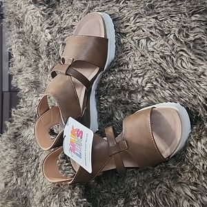 Mukluks wedge heel sandal taupe/brown 6